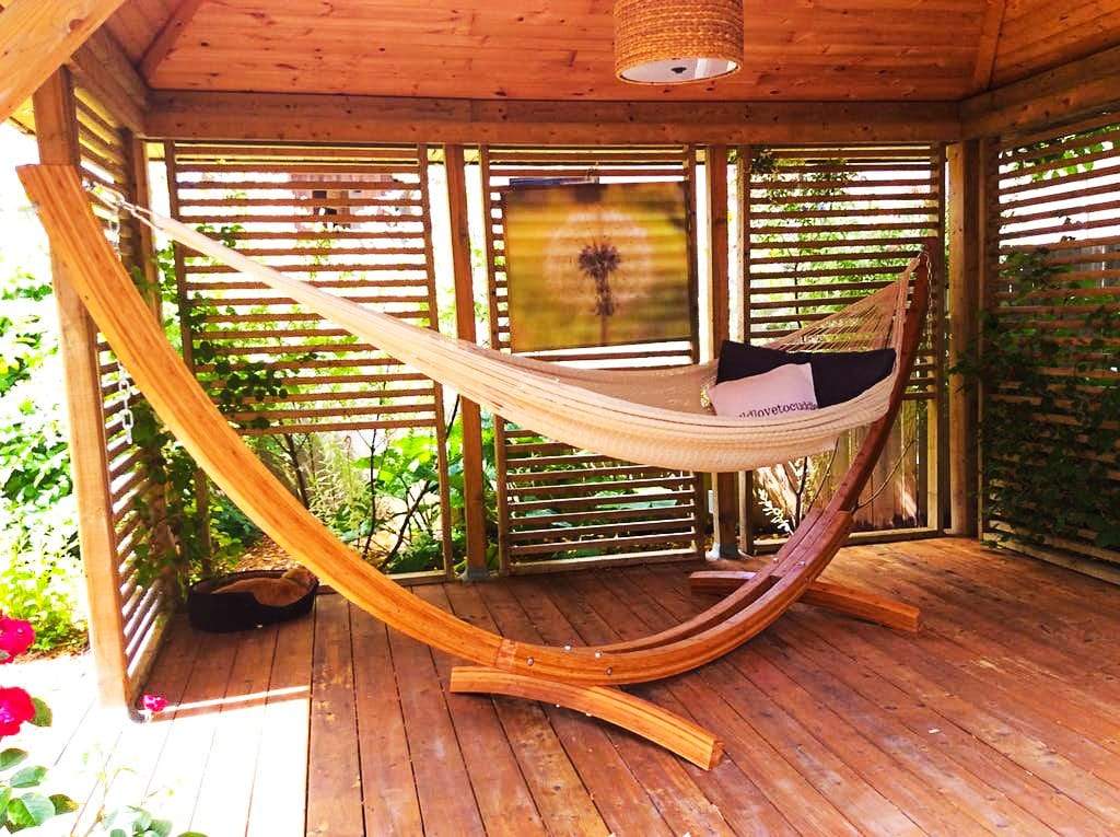 Hammock Universe Canada